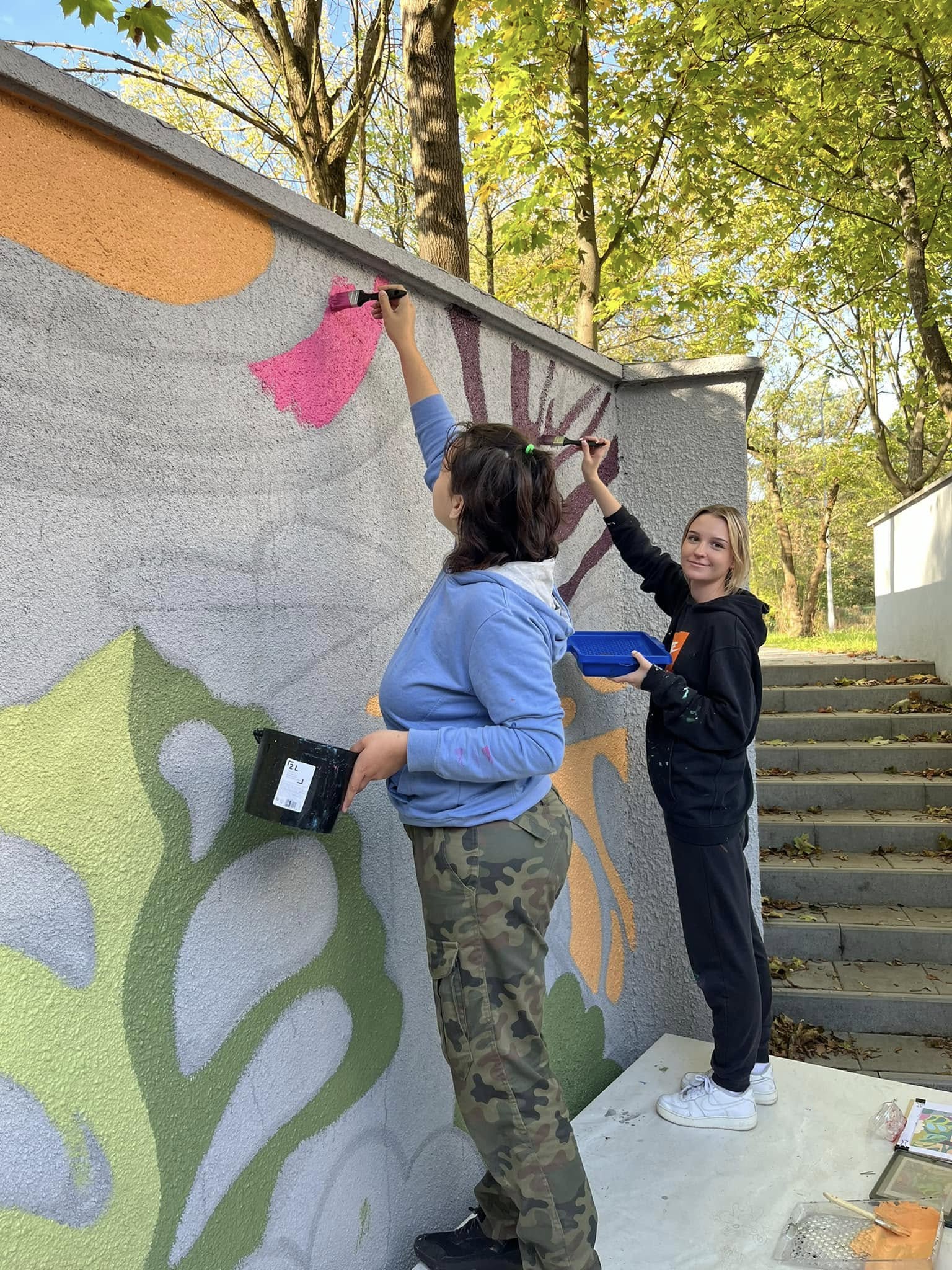 studenci malują mural